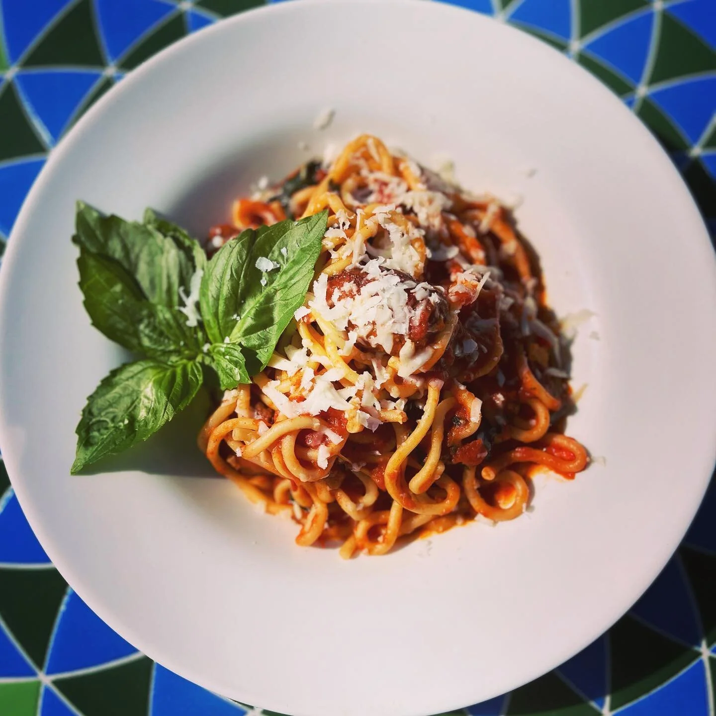Spaghetti with fresh tomato sauce and basil